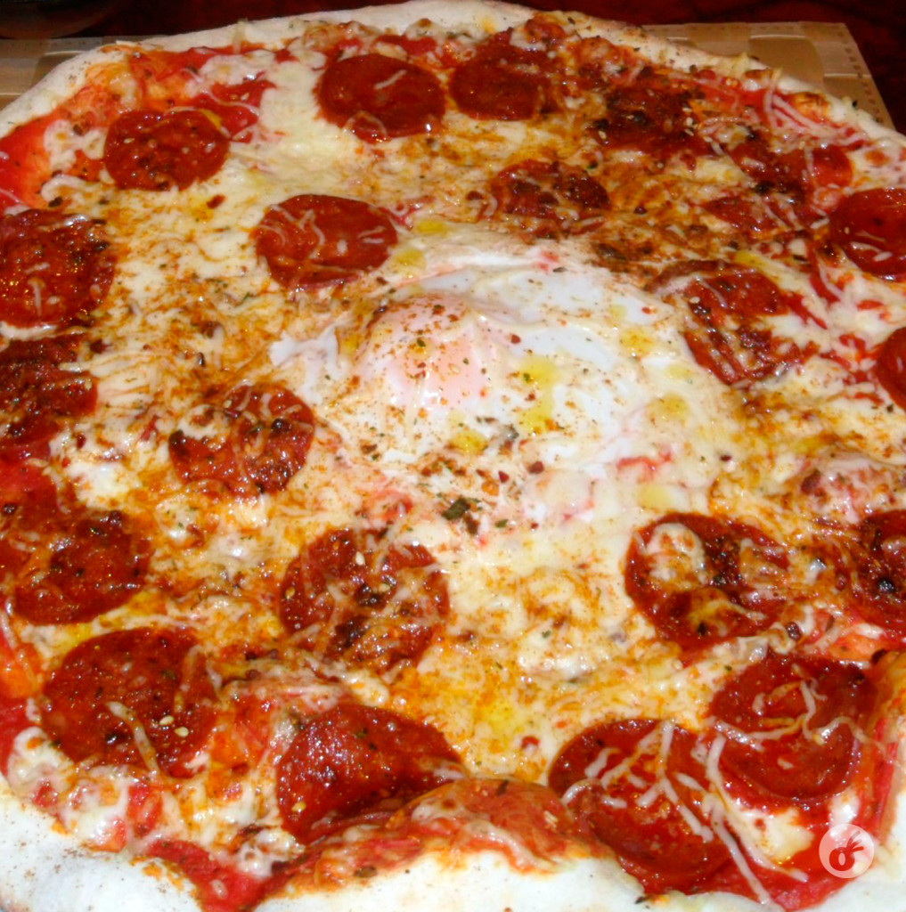 Na Normandia, a pizza tem um ovo frito malandro no meio. Mas ainda é melhor que “Tête de boeuf”.